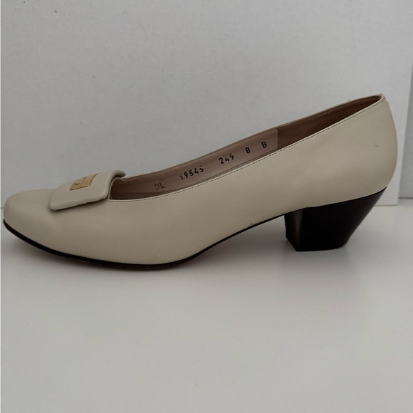 Salvatore Ferragamo Boutique Made in Italy Cream Heeled Loafers Size 8 - Picture 6 of 16